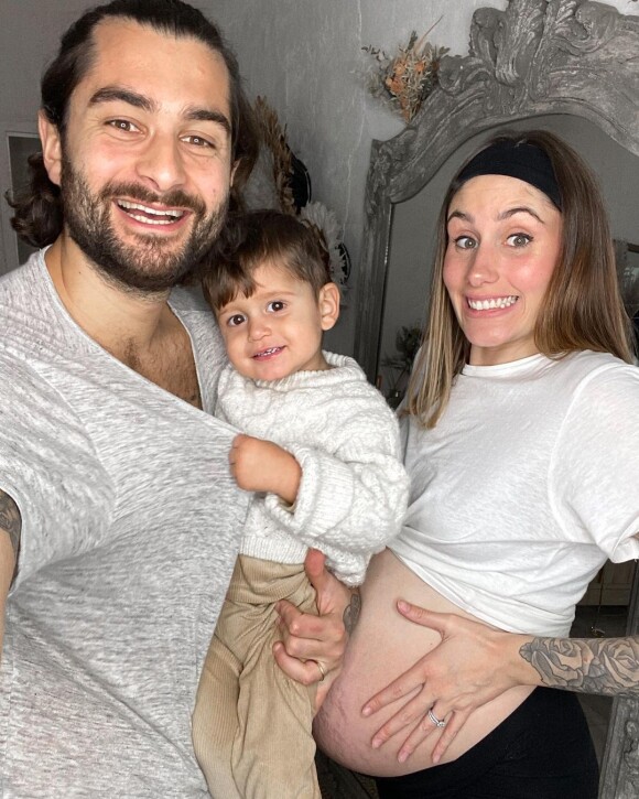 Jesta Hillmann, enceinte d'Adriann, pose avec Benoît et son fils Juliann, février 2021