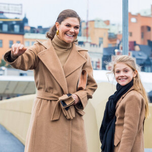 La princesse Victoria de Suède et sa fille la princesse Estelle de Suède - La famille royale de Suède à l'inauguration du pont Slussbron à Stockholm en Suède.