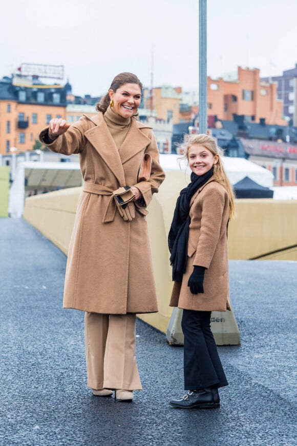 La princesse Victoria de Suède et sa fille la princesse Estelle de Suède - La famille royale de Suède à l'inauguration du pont Slussbron à Stockholm en Suède.