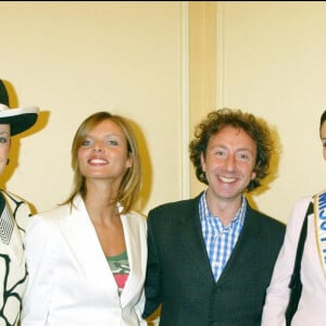 Geneviève de Fontenay, Sylvie Tellier, Stéphane Bern, Laetitia Bléger et Elodie Gossuin au Bristol, à Paris, en 2004.