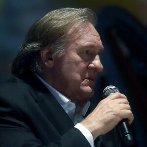 Gérard Depardieu chante en compagnie de Zara lors d'une soirée en l'honneur de l'acteur Vladimir Vysotsky au Rossiya Concert Hall à Moscou, le 25 avril 2018.