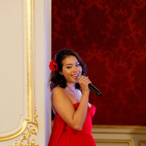 Vaimalama Chaves (Miss France 2019) chante au cours du défilé de mode Haute-Couture printemps-été 2020 "La Métamorphose" à Paris. Le 21 janvier 2020 © Veeren Ramsamy-Christophe Clovis / Bestimage