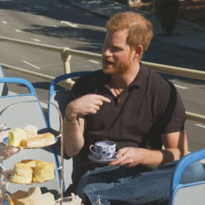 Le prince Harry fait le touriste à Los Angeles dans un bus ouvert pour le "Late Late Show" de James Corden