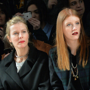 Emmanuelle Béart, Karin Viard et ses filles Marguerite et Simone - Défilé Paul & Joe lors de la fashion week à Paris. © CVS/Veeren/Bestimage