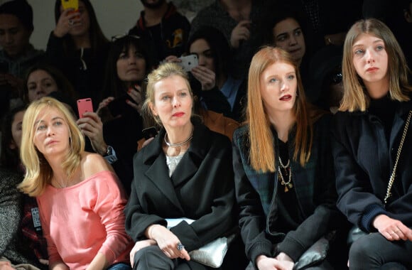 Emmanuelle Béart, Karin Viard et ses filles Marguerite et Simone - Défilé Paul & Joe lors de la fashion week à Paris. © CVS/Veeren/Bestimage