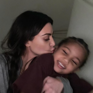 Kim Kardashian et son fils Saint. 2021.