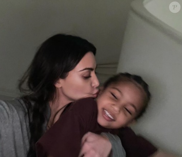 Kim Kardashian et son fils Saint. 2021.