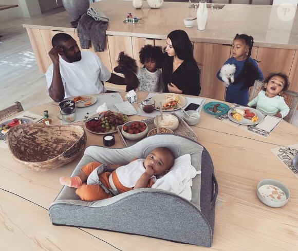 Kim Kardashian partage une photo de ses quatre enfants et de son mari Kanye West au petit-dej, le 22 janvier 2020.