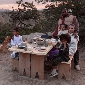 Kim Kardashian, Kanye West et leur trois enfants North, Saint et Chicago West au ranch Monster Lake à Cody, dans le Wyoming. Septembre 2019.