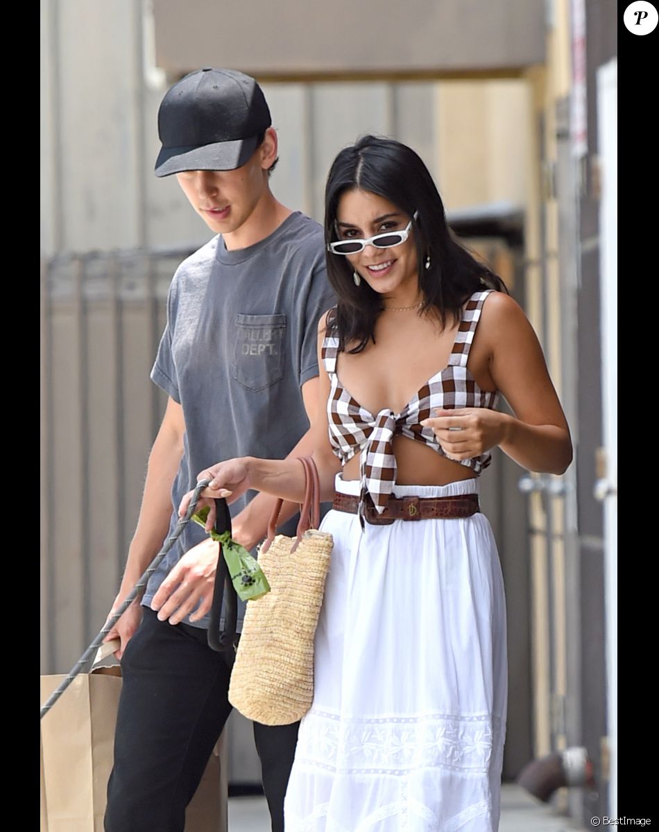 Exclusif - Vanessa Hudgens et Austin Butler sont allés faire des courses dans une animalerie à Los Angeles.