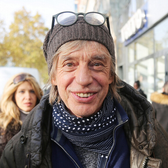 Jean-Louis Aubert arrive dans les studios RTL à Paris, le 20 novembre 2019. © Jonathan Rebboah / Panoramic / Bestimage