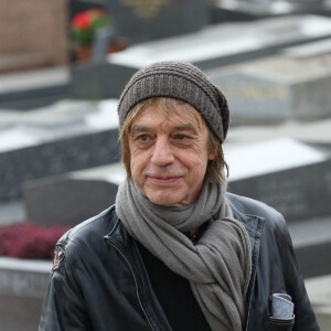 Jean-Louis Aubert lors des obsèques de Véronique Colucci au cimetière communal de Montrouge, le 12 avril 2018.