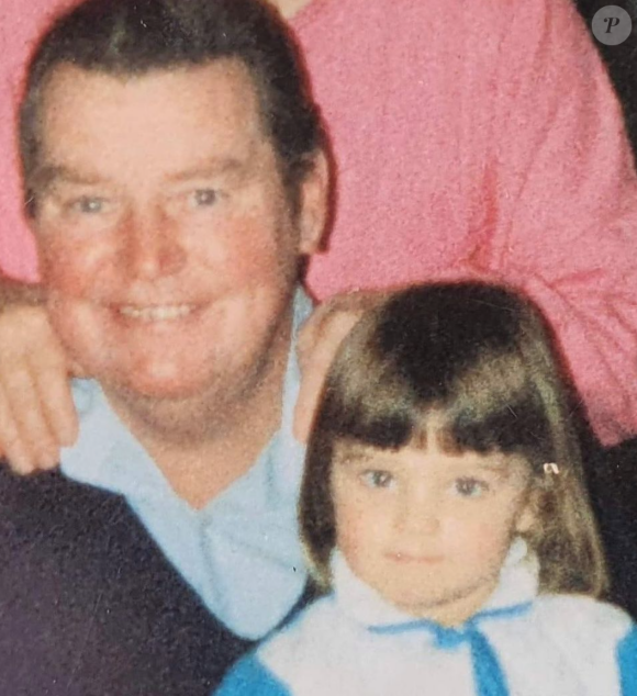 Miranda Kerr, enfant, sur les genoux de son grand-père.