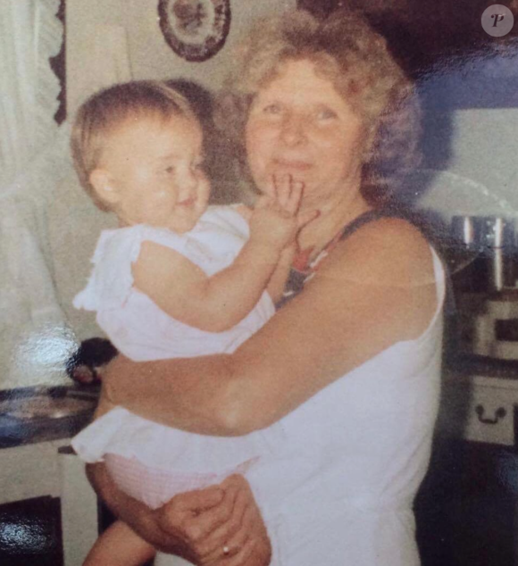Miranda Kerr, bébé, dans les bras de sa grand-mère.