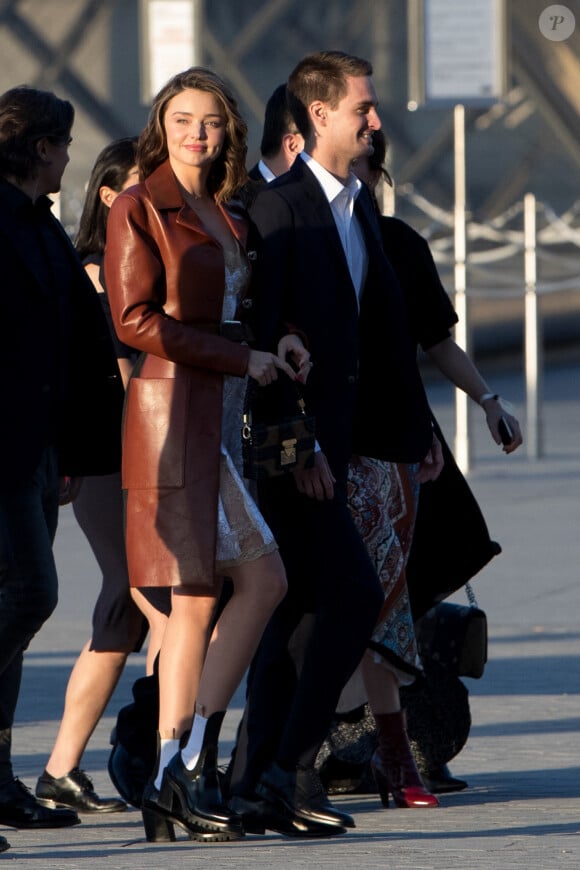 Miranda Kerr et son fiancé Evan Spiegel arrivant au cocktail du dîner de présentation de la nouvelle collection Louis Vuitton "Masters, Les Grands Maîtres" en collaboration avec Jeff Koons au Louvre à Paris, France, le 11 avril 2017. 