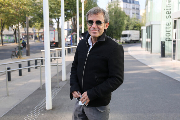 Le journaliste français de 55 ans, David Pujadas, qui officie actuellement sur LCI, arrive devant les studios de Radio France, le 22 septembre 2020 à Paris. © Panoramic / Bestimage.