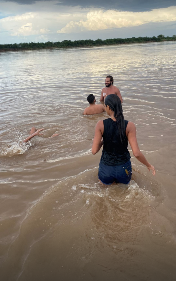 Joakim Noah et Lais Ribeiro se baignent à Teresina, au Brésil. Mars 2021.