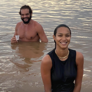 Joakim Noah et Lais Ribeiro se baignent à Teresina, au Brésil. Mars 2021.