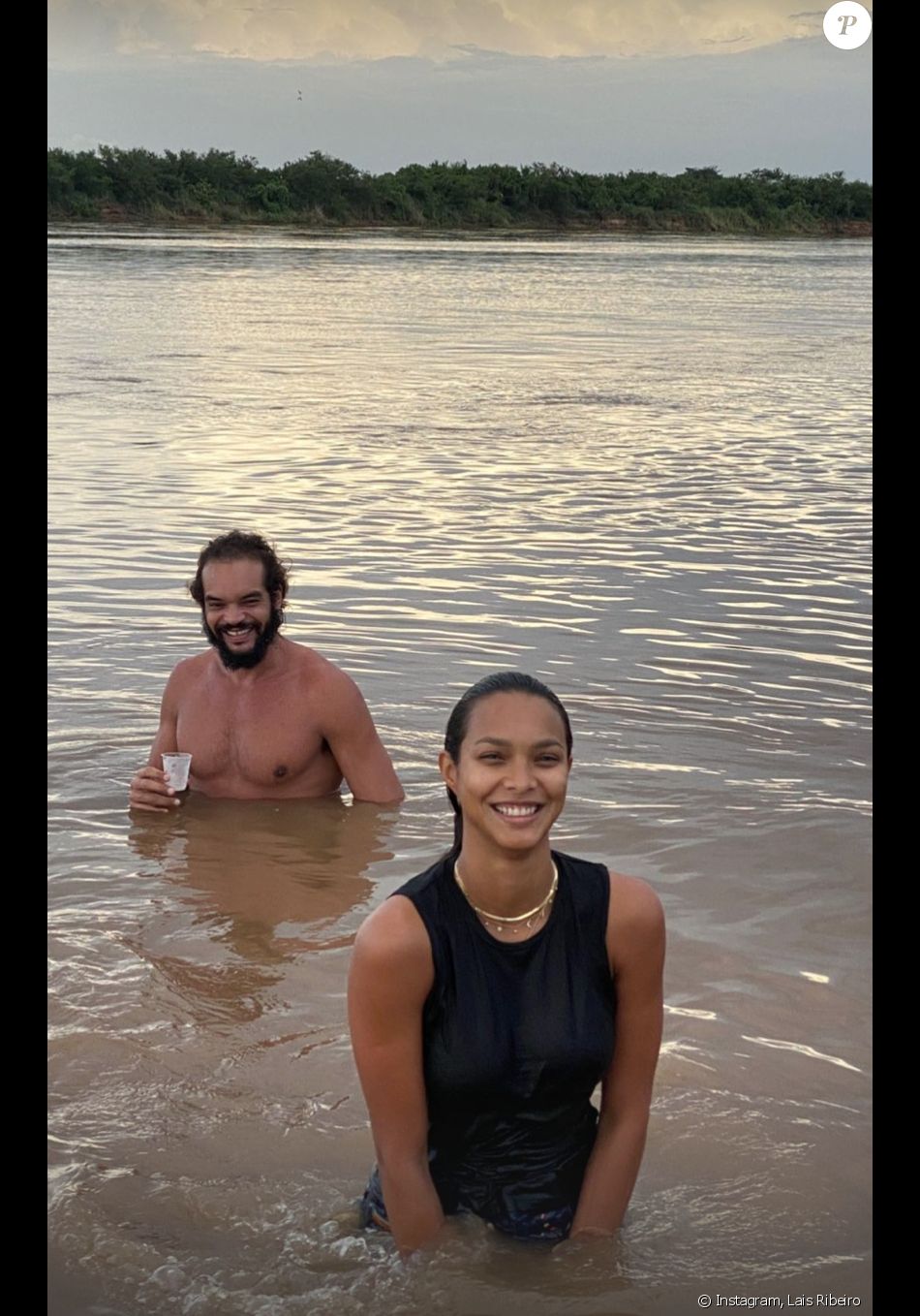 Joakim Noah et Lais Ribeiro se baignent à Teresina, au Brésil. Mars