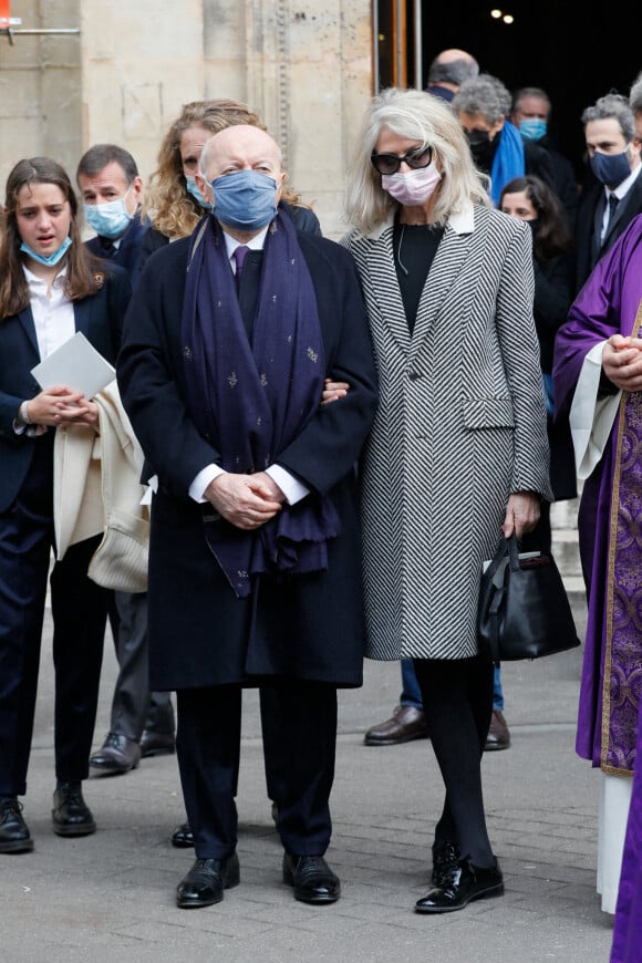 Jacques Toubon et Sophie Leclerc (Fille de la défunte) - Sorties des obsèques de Lise Toubon en l'église Notre-Dame-des-Champs à Paris. Le 4 mars 2021