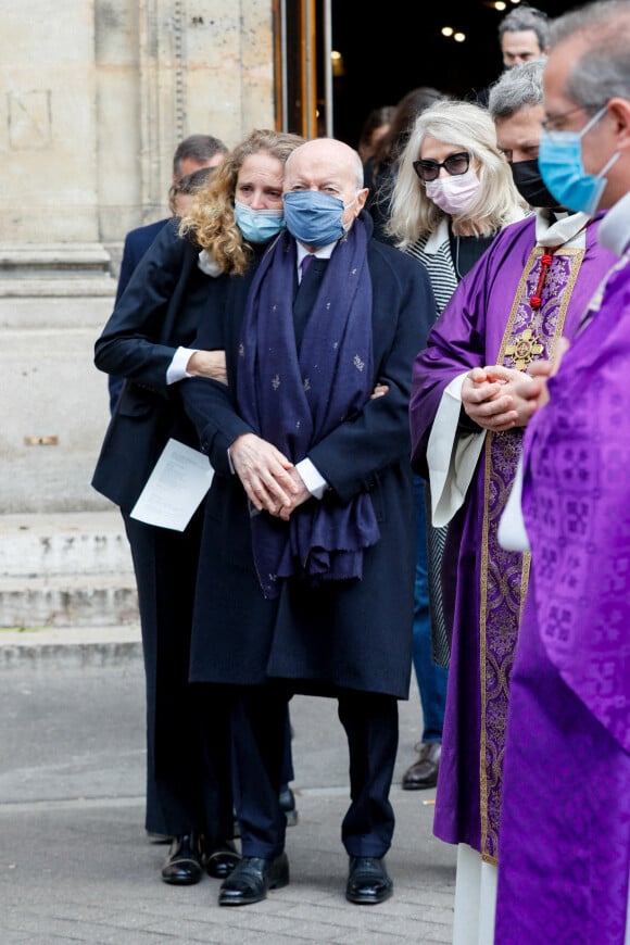 Marie Dreyfuss (Petite-fille de la défunte), Jacques Toubon et Sophie Leclerc (Fille de la défunte) - Sorties des obsèques de Lise Toubon en l'église Notre-Dame-des-Champs à Paris.