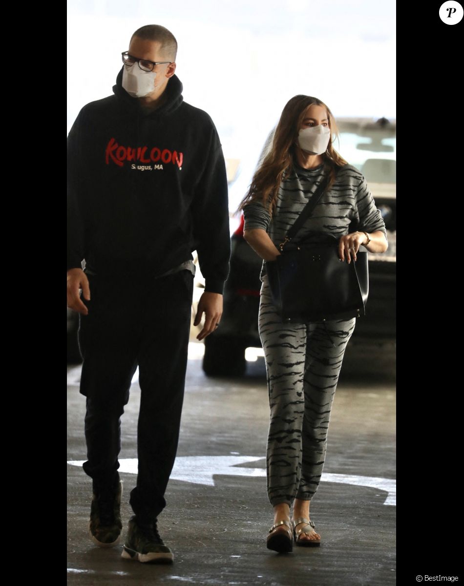 Exclusif - Sofia Vergara et son mari Joe Manganiello font des courses de Noël au centre commercial Westfield à Los Angeles le 16 décembre 2020.