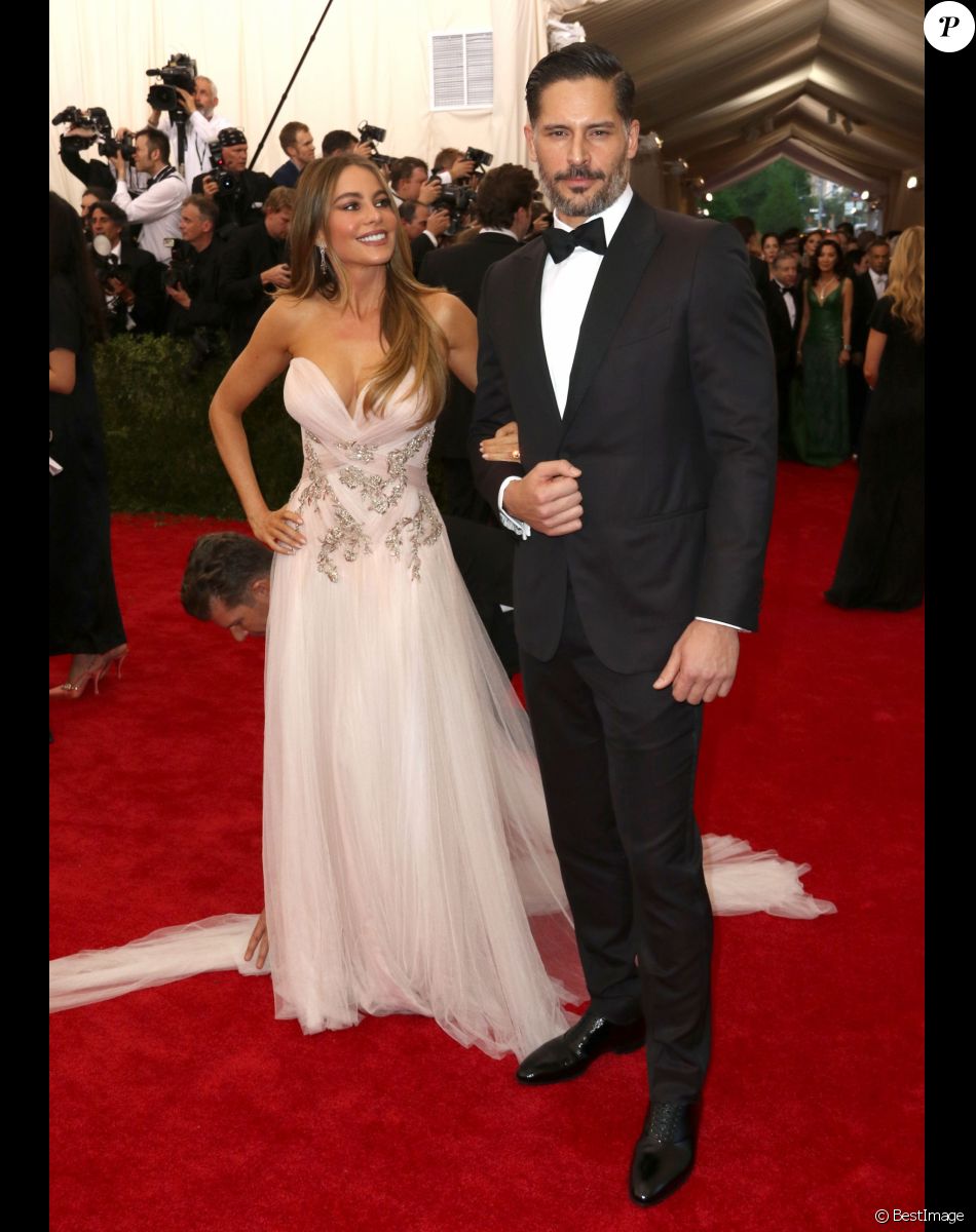 Sofia Vergara et Joe Manganiello à la Soirée Costume Institute Gala 2015 (Met Ball) au Metropolitan Museum, célébrant l'ouverture de Chine: à travers le miroir à New York. Le 4 mai 2015.