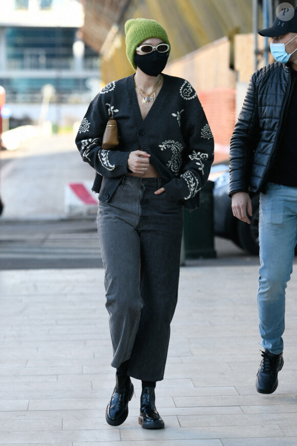 Gigi Hadid dans les rues de Milan lors de la fashion week, le 28 février 2021.