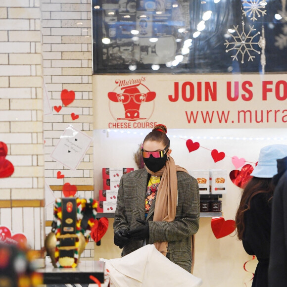 Gigi Hadid fait du shopping avec sa fille Khai Hadid Malik dans le West Village de New York le 15 janvier 2021. Le mannequin de 25 ans poussait une poussette Bugaboo Lynx et portait une écharpe, un blazer à carreaux avec de larges épaulettes, un jean déchiré et des bottes en cuir marron.