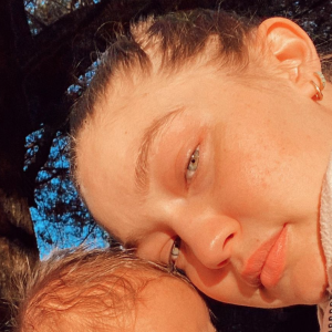 Gigi Hadid partage une photo avec sa fille sur Instagram.