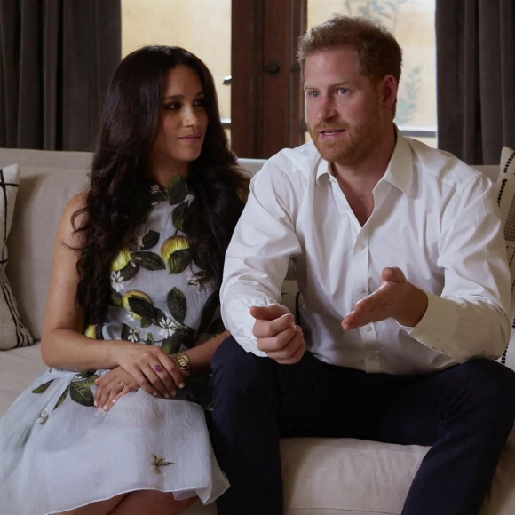 Le prince Harry et Meghan Markle (Robe Oscar de la Renta), duc et duchesse de Sussex, font leur première apparition en podcast sur Spotify depuis l'annonce de la deuxième grossesse de Meghan le 22 février 2021. 