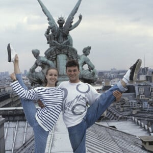 En France, à l'Opéra de Paris, Patrick Dupond sur les toits exécutant des exercices de danse avec humour avec Sylvie Guillem en septembre 1986. © Michel Marizy via Bestimage