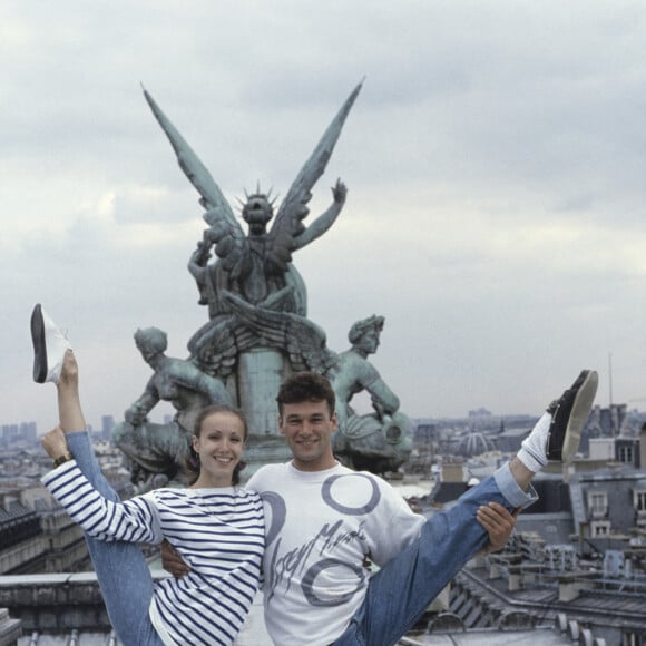 En France, à l'Opéra de Paris, Patrick Dupond sur les toits exécutant des exercices de danse avec humour avec Sylvie Guillem en septembre 1986. © Michel Marizy via Bestimage