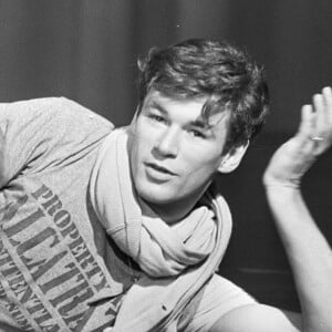 En France, à Paris, Patrick Dupond se détendant allongé sur la scène en marge des répétitions d'un ballet le 18 mars 1982. © Bernard Leguay via Bestimage