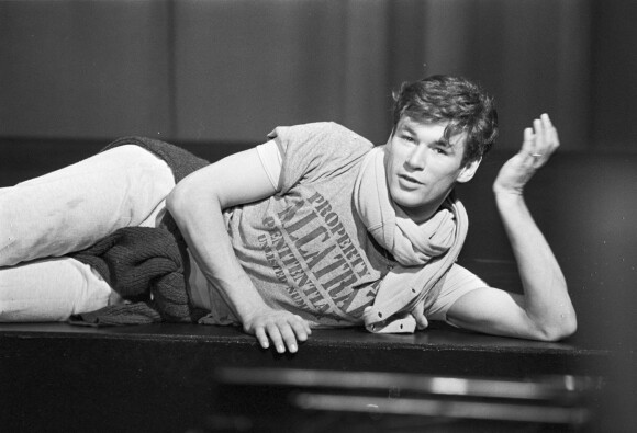 En France, à Paris, Patrick Dupond se détendant allongé sur la scène en marge des répétitions d'un ballet le 18 mars 1982. © Bernard Leguay via Bestimage