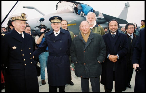 Serge Dassault et son fils Olivier assistent au premier vol de l'avion rafale en 1998.