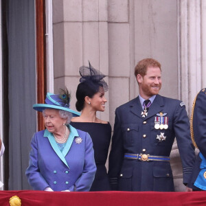 Le prince Charles, Camilla Parker Bowles, duchesse de Cornouailles, la reine Elisabeth II d'Angleterre, Meghan Markle, duchesse de Sussex (habillée en Dior Haute Couture par Maria Grazia Chiuri), le prince Harry, duc de Sussex, le prince William, duc de Cambridge, Kate Catherine Middleton, duchesse de Cambridge, la princesse Anne - La famille royale d'Angleterre lors de la parade aérienne de la RAF pour le centième anniversaire au palais de Buckingham à Londres. Le 10 juillet 2018