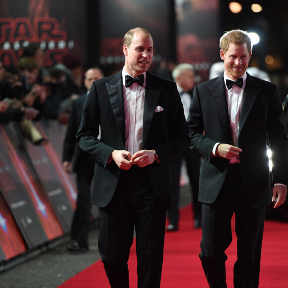 Le prince William, duc de Cambridge et le prince Harry lors de la premiere de Star Wars, épisode VIII : Les Derniers Jedi au Royal Albert Hall à Londres le 12 décembre 2017.