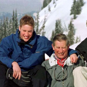 Le prince Charles et ses fils, le prince William et le prince Harry, en vacances en Suisse en 2000.