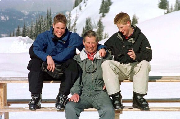 Le prince Charles et ses fils, le prince William et le prince Harry, en vacances en Suisse en 2000.