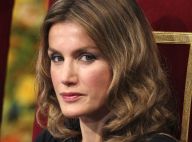 Une Letizia d'Espagne toujours élégante, mais quand une belle brune approche son Felipe... elle est sur ses gardes !
