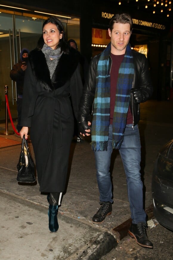 Morena Baccarin et son mari Ben McKenzie à la sortie de leur hôtel à New York, le 10 janvier 2019.