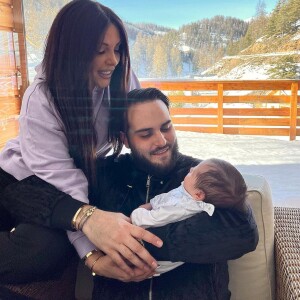 Laura Lempika avec son fiancé Nikola Lozina et son fils Zlatan, le 28 janvier 2021