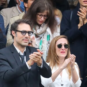 Nicolas Bedos, Victoria Bedos - Hommage à Guy Bedos en l'église de Saint-Germain-des-Prés à Paris. Le 4 juin 2020.