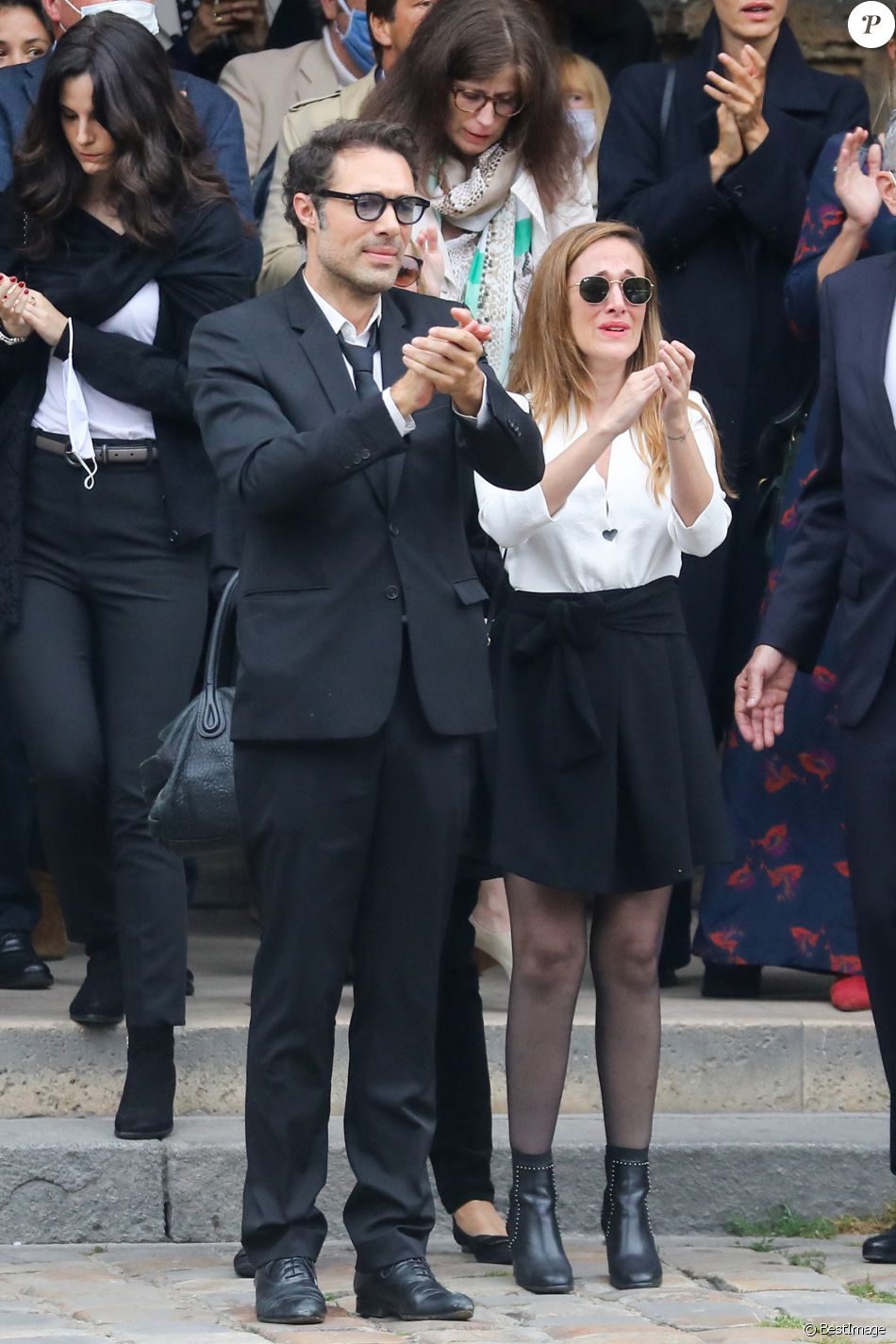Nicolas Bedos, Victoria Bedos - Hommage à Guy Bedos en l'église de Saint-Germain-des-Prés à Paris. Le 4 juin 2020.