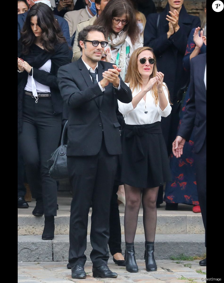 Nicolas Bedos, Victoria Bedos - Hommage à Guy Bedos en l'église de Saint-Germain-des-Prés à Paris. Le 4 juin 2020.