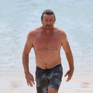 Exclusif - Simon Baker est allé se baigner sur la plage de Bronte à Sydney, le 13 décembre 2020. 