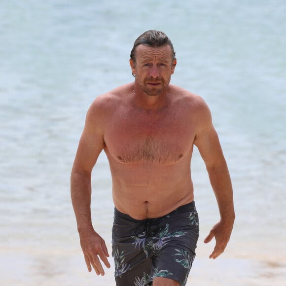 Exclusif - Simon Baker est allé se baigner sur la plage de Bronte à Sydney, le 13 décembre 2020. 