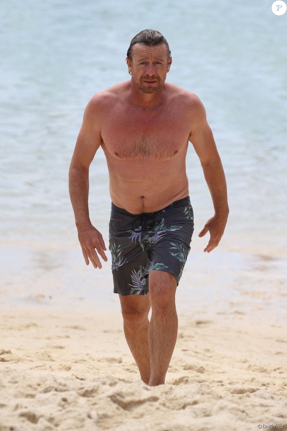 Exclusif - Simon Baker est allé se baigner sur la plage de Bronte à Sydney, le 13 décembre 2020.