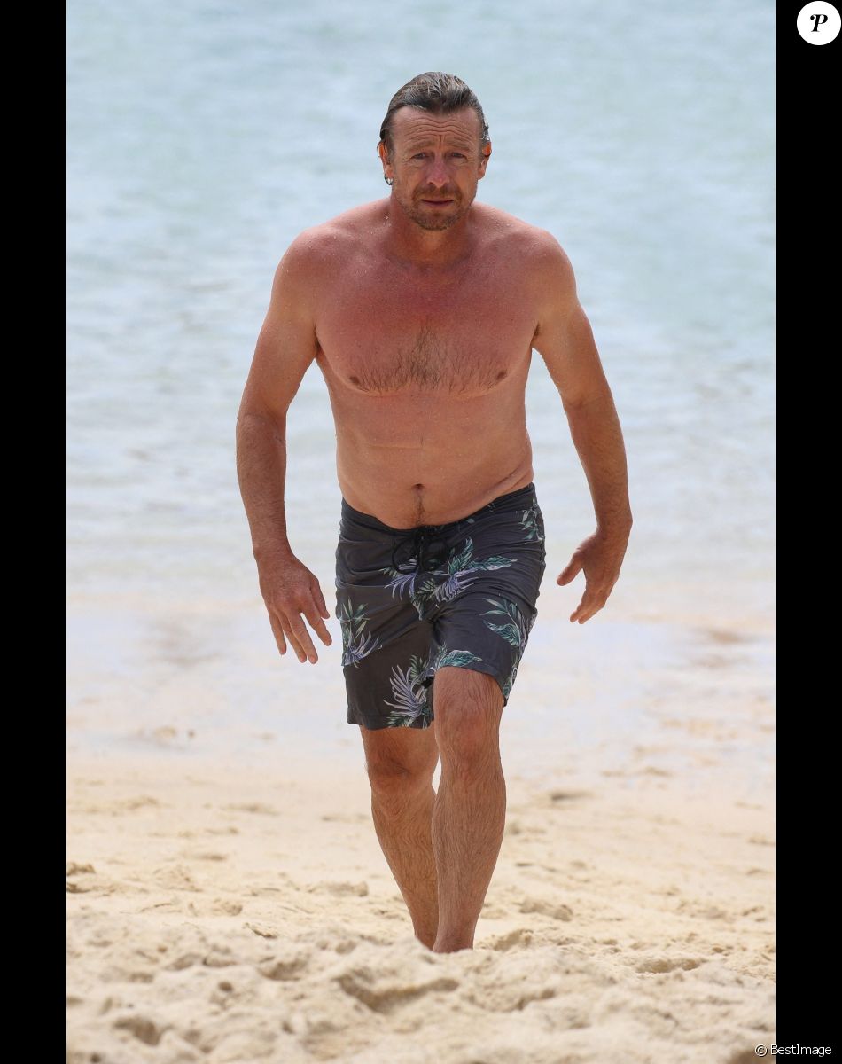 Exclusif - Simon Baker est allé se baigner sur la plage de Bronte à Sydney, le 13 décembre 2020.